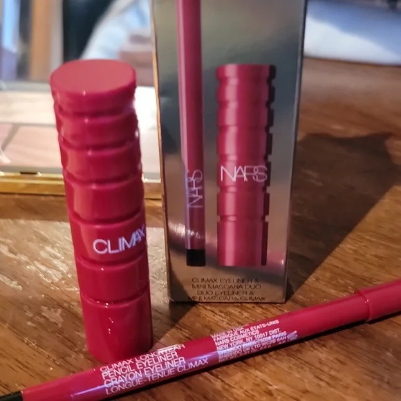 NARS Makeup Set with Pink and Red Shades - Picture 2 of 12